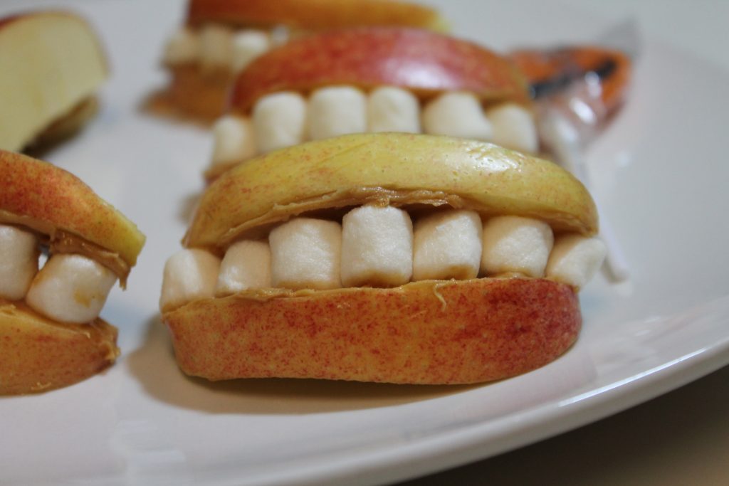 This spooky snack will be a hit with the kids! Apples and peanut butter with some mini marshmallows make these fake dentures a fun halloween treat.