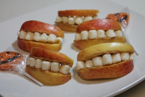 Apple slices, peanut butter and mini marshmallows make dentures on a plate a fun halloween treat!