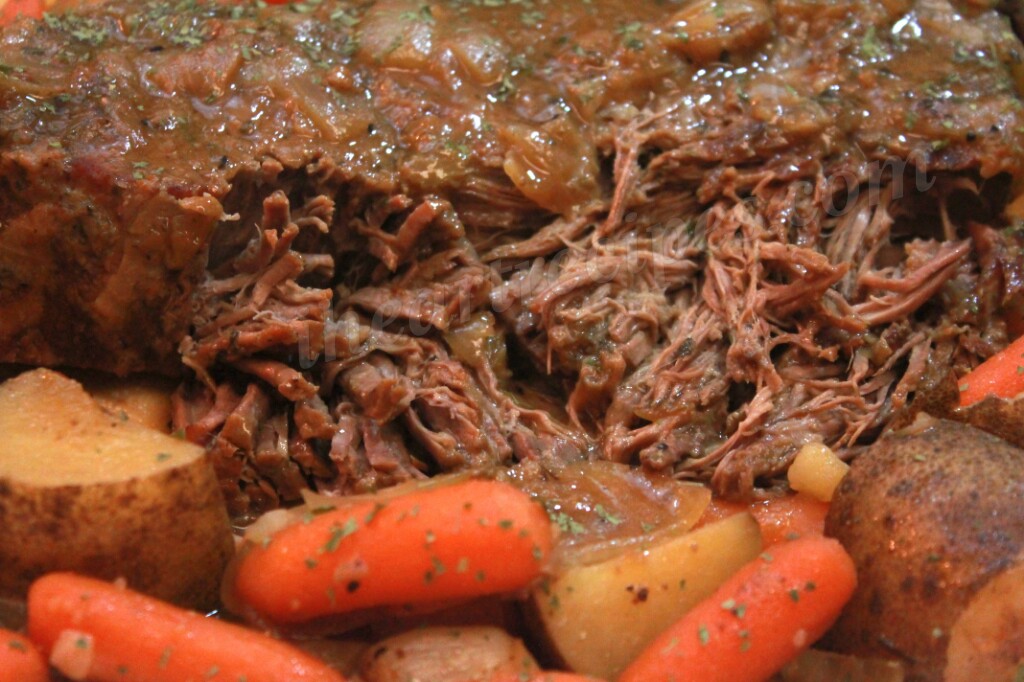 Der Slow Cooker macht den Braten so zart, dass er mit der Gabel auseinander fällt