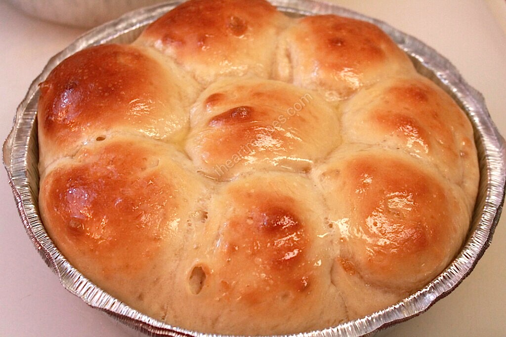 These homemade dinner rolls are the perfect quick dinner side. 
