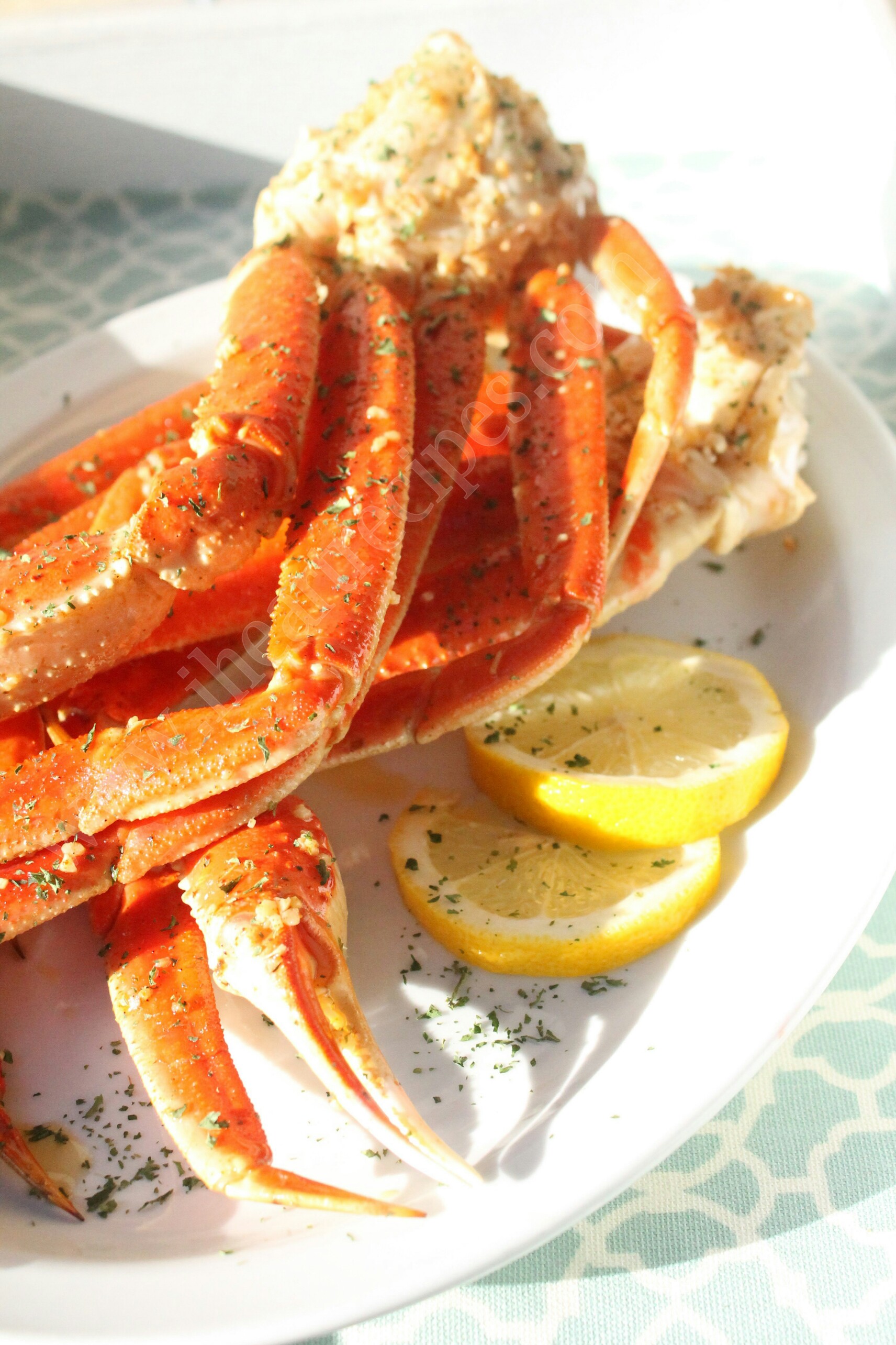 These baked crab legs are coated in a delicious cajun seasoning, mixed with garlic, butter, and plenty of lemon. 