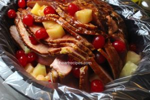 cooks spiral ham in crockpot with lienr