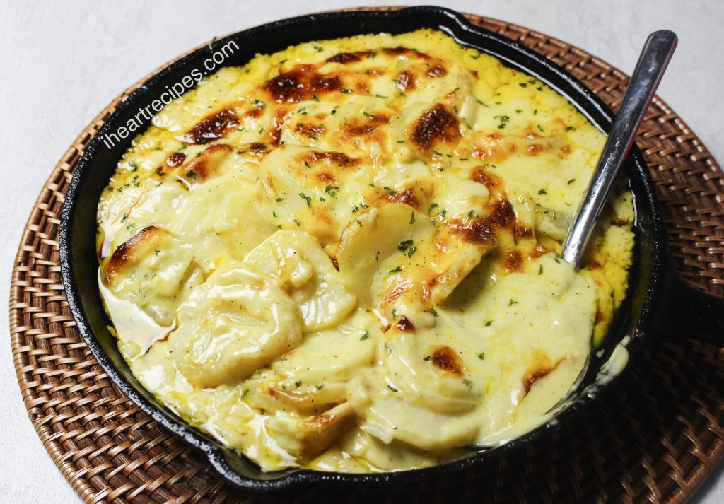 Slow Cooker Scalloped Potatoes with Creamy Cheese Garlic Sauce