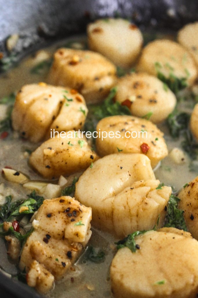 Garlic butter scallops made with delicious sea scallops in a savory garlic butter sauce.