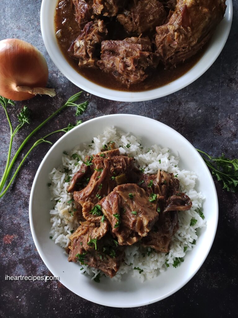 Cuellos de pavo asados en una abundante salsa, cocinados en una olla a presión para que la carne esté más tierna y jugosa