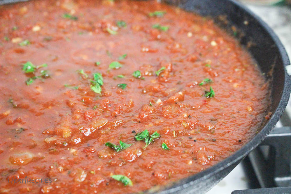 How to make the easiest marinara sauce that's perfect for dipping, spaghetti, and more!