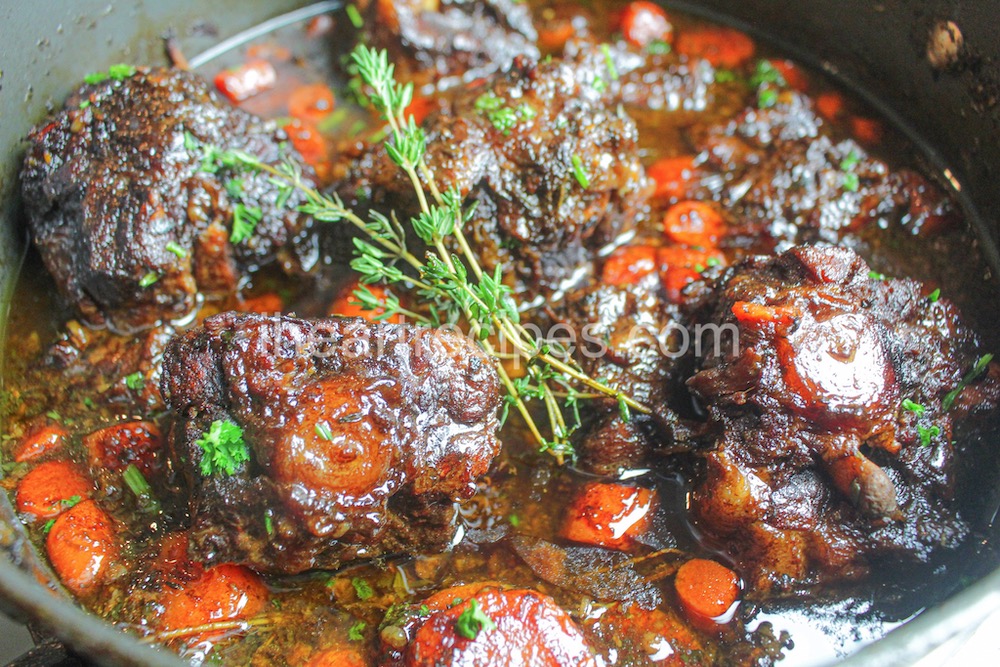 Let's enjoy oxtail hot pot at home with an easy and delicious recipe