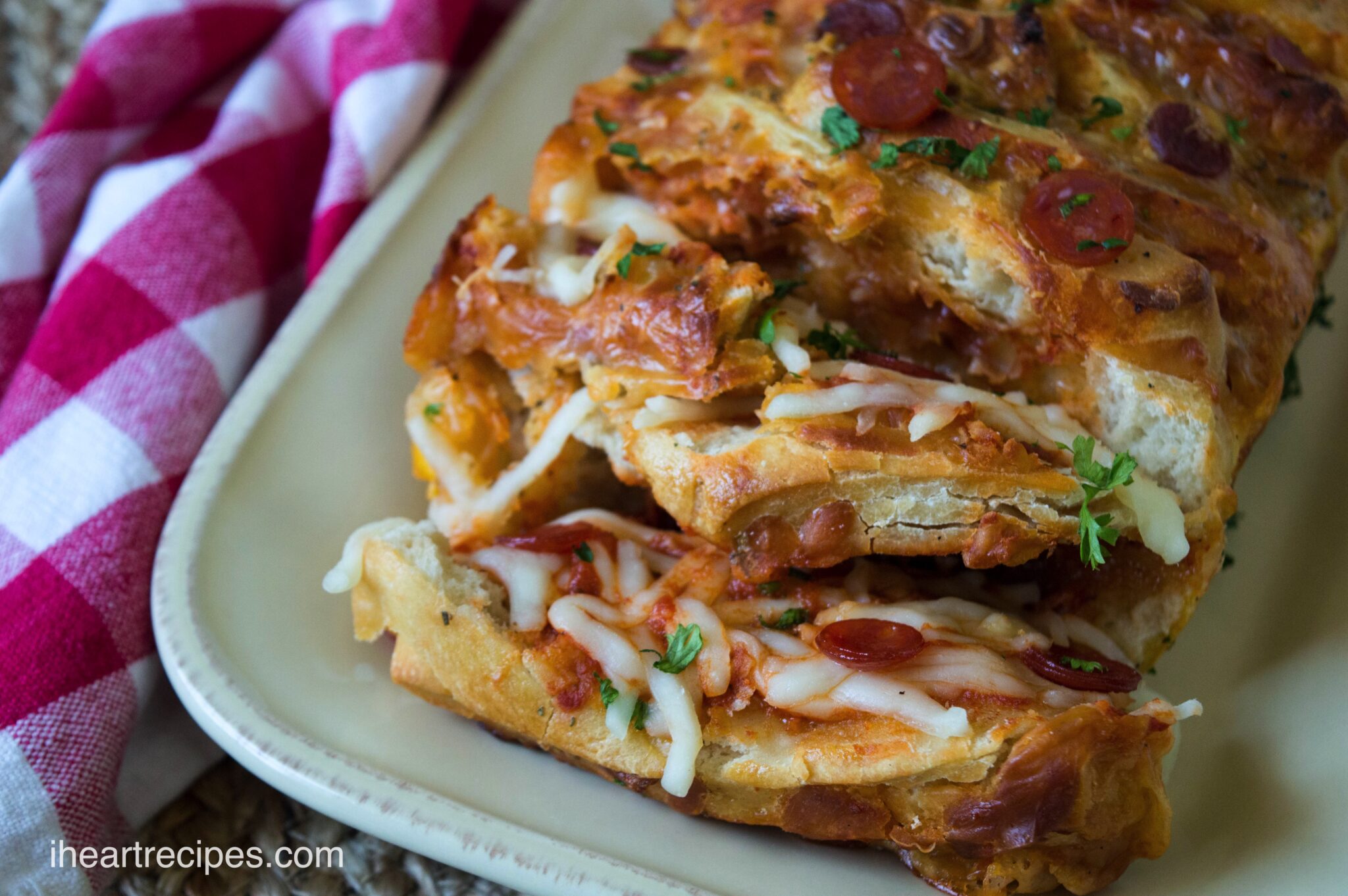 Pepperoni Pull-Apart Pizza Bread | I Heart Recipes