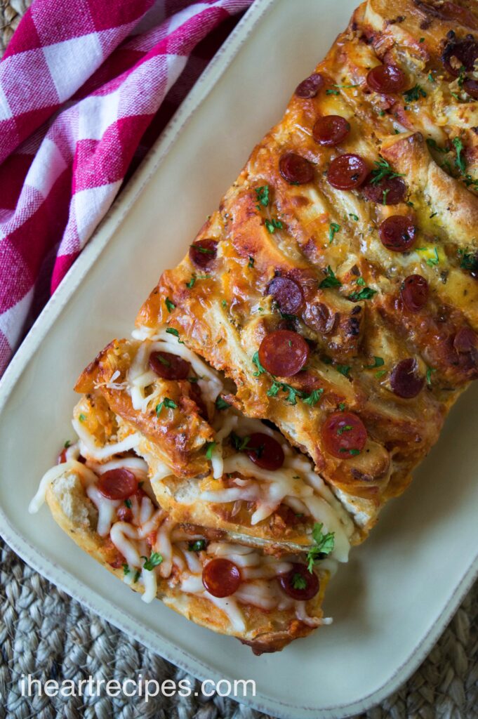 A delicious pepperoni pizza pull-apart bread made with cheese, marinara sauce, and mini pepperonis.